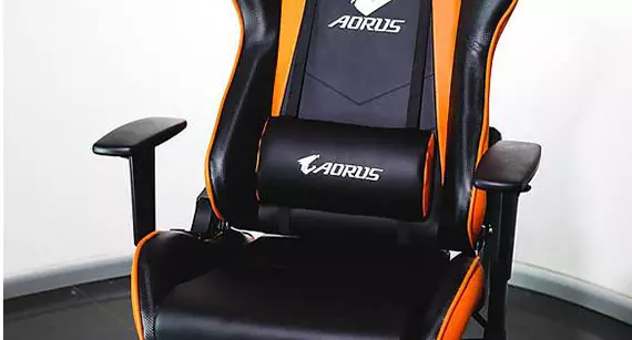 Gigabyte AORUS AGC300 Gaming Chair - 1